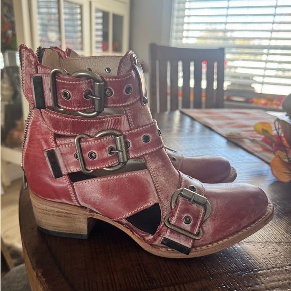 Freebird Distressed Red Buckle Boots - Picture 2 of 3